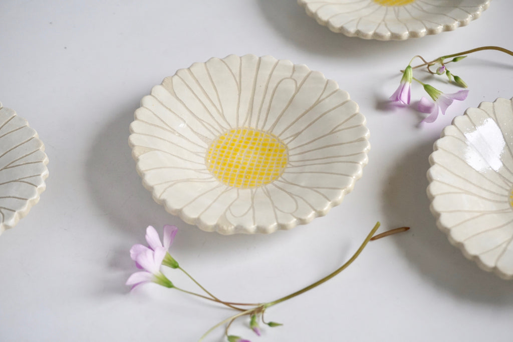 Handmade cute daisy dish Singapore | Eat & Sip