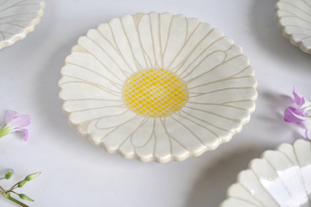 Handmade cute daisy dish Singapore | Eat & Sip
